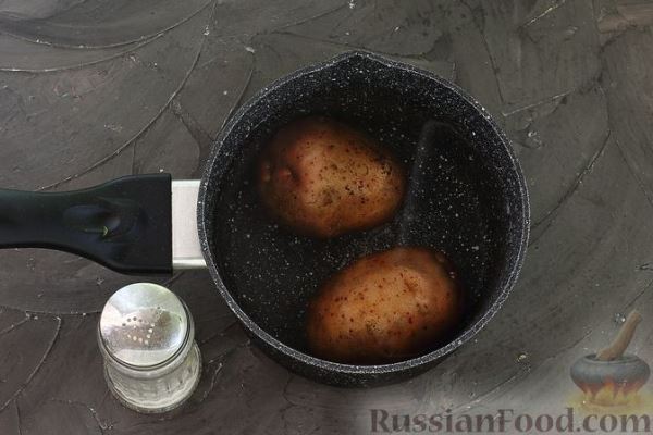Салат с говядиной, картофелем, черносливом и яйцами