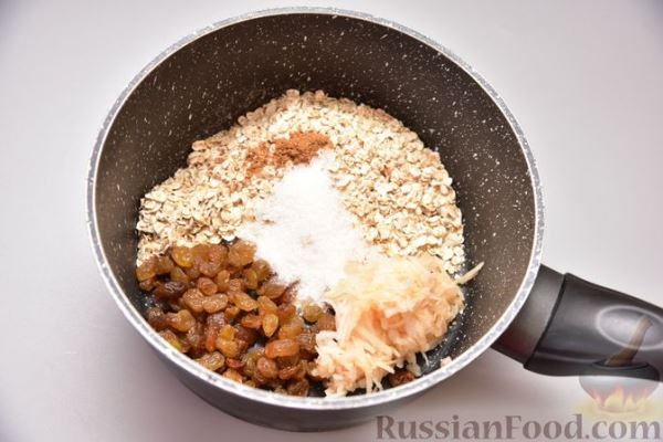 Овсянка на молоке, с изюмом, яблоками и корицей