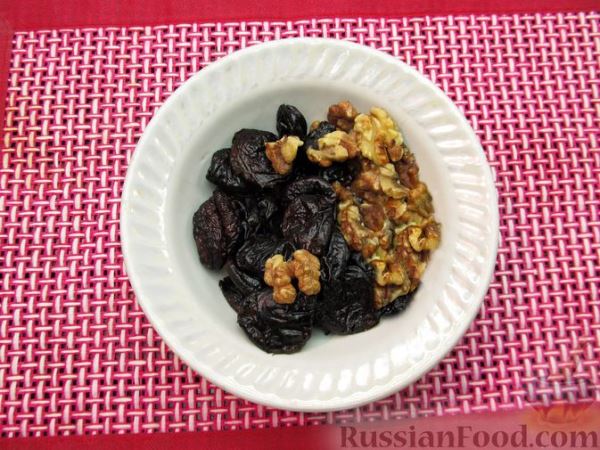 Песочный пирог с начинкой из чернослива с орехами и сметанно-яичной заливкой