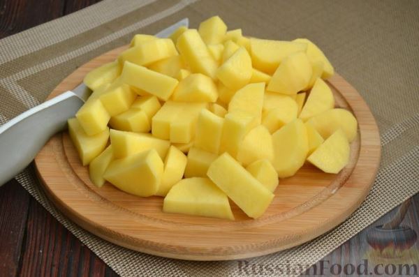 Картошка, тушенная с курицей и консервированной фасолью