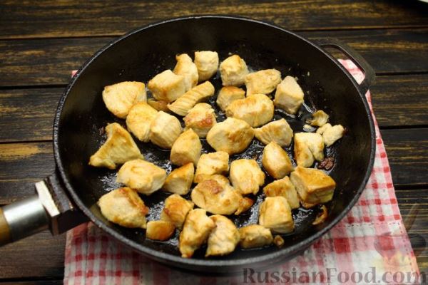 Куриное филе, тушенное с кабачковой икрой и сметаной
