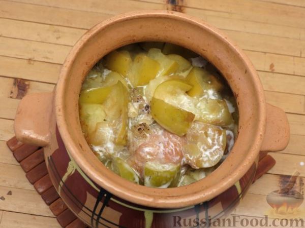 Кролик, тушенный в вине и сливках, с яблоками и сельдереем