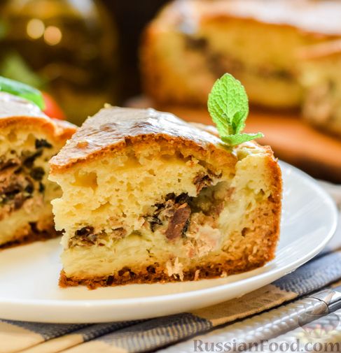 Заливной пирог на сметане, с картофелем и консервированной рыбой