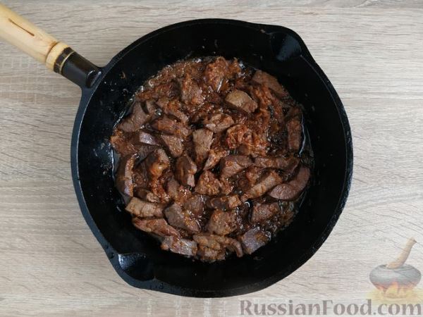 Свиная печень, жаренная с овощами и яйцами
