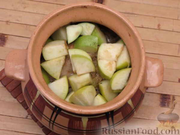 Кролик, тушенный в вине и сливках, с яблоками и сельдереем