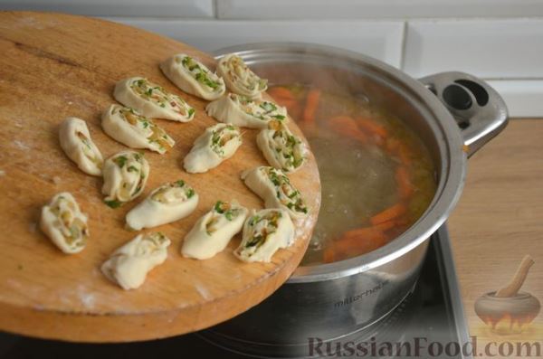 Суп с куриными рулетиками и клецками