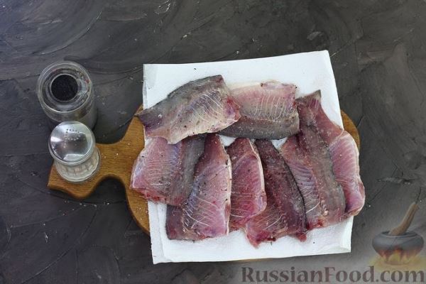 Жареный карась в сметанном соусе с грибами