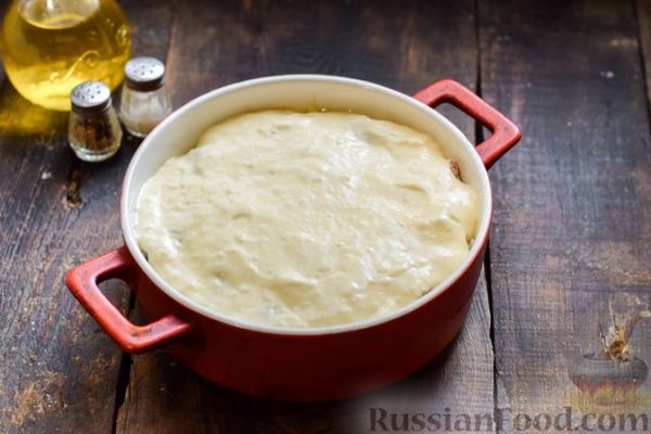 Заливной пирог на сметане, с картофелем и консервированной рыбой