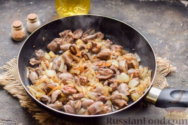 Жареные куриные сердечки с луком