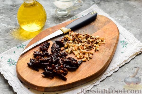 Салат с капустой, рисом, морковью, черносливом и орехами