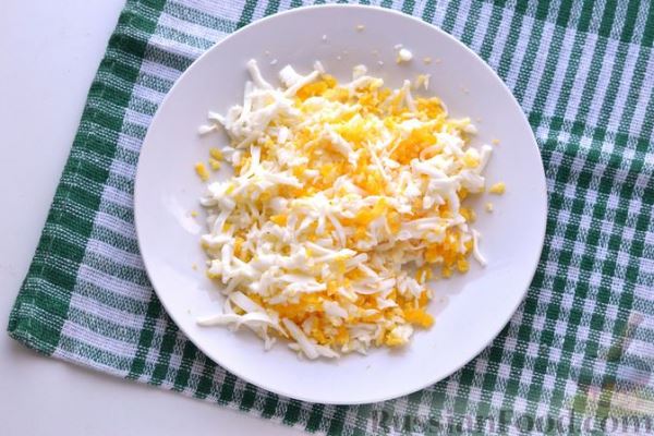 Гренки с сыром, варёными яйцами и зеленью