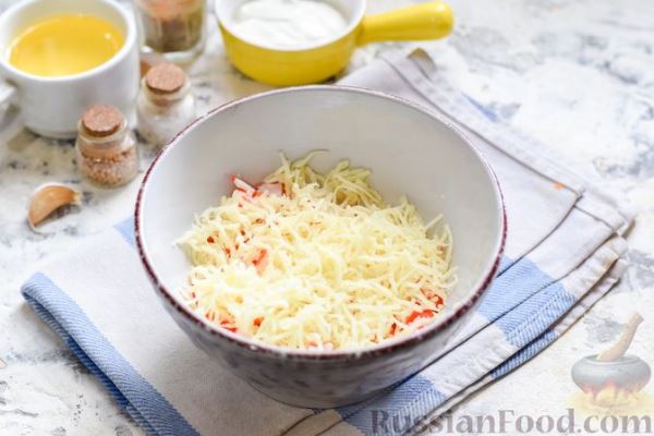 Минтай, запечённый под "шубкой" из крабовых палочек, моркови и сыра