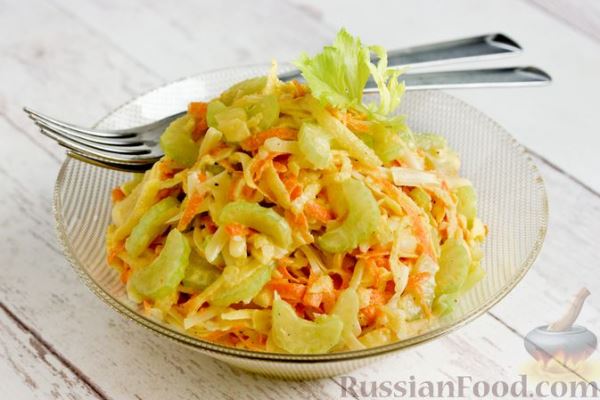 Салат с сельдереем, морковью, яблоком и сыром