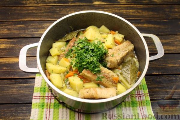 Жаркое из свиных рёбрышек и картофеля