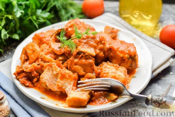 Рыба, тушенная в томатном соусе с грибами