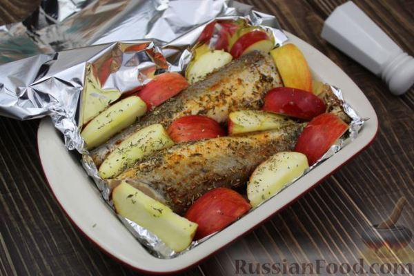Рыба, запечённая с морковью и яблоками