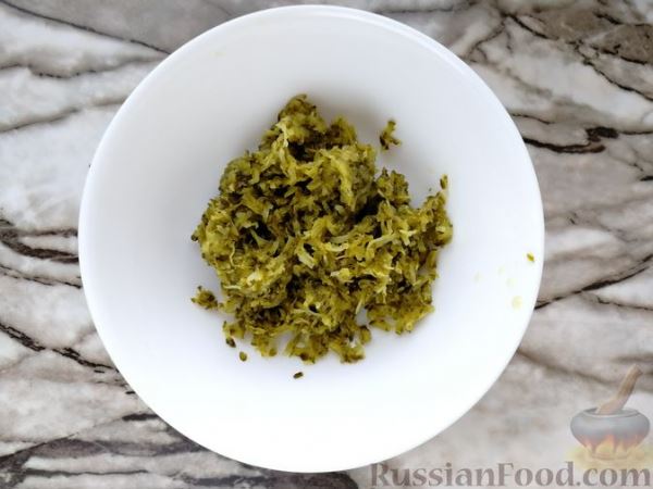 Закусочные маффины с маринованными огурцами, отварными яйцами и сыром