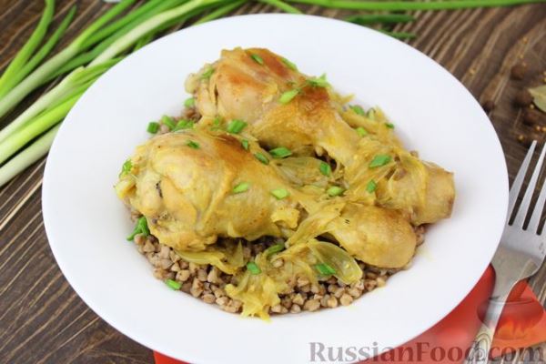 Куриные ножки, тушенные с луком