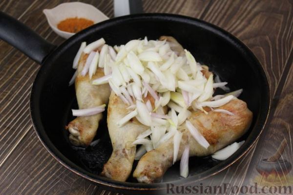 Куриные ножки, тушенные с луком
