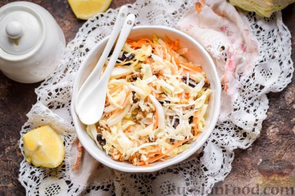 Салат с капустой, рисом, морковью, черносливом и орехами