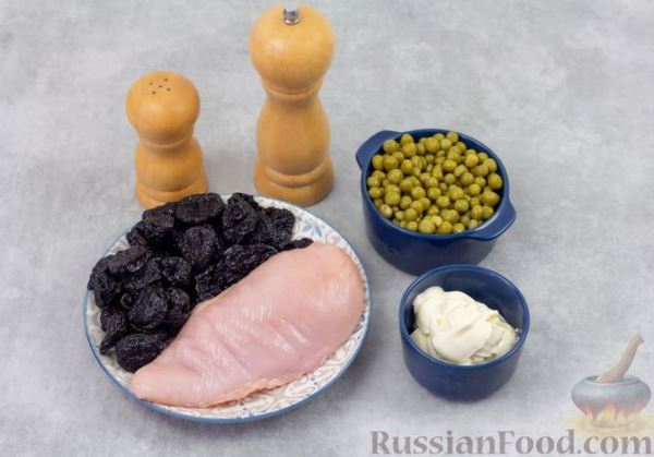Салат с курицей, черносливом и консервированным зелёным горошком