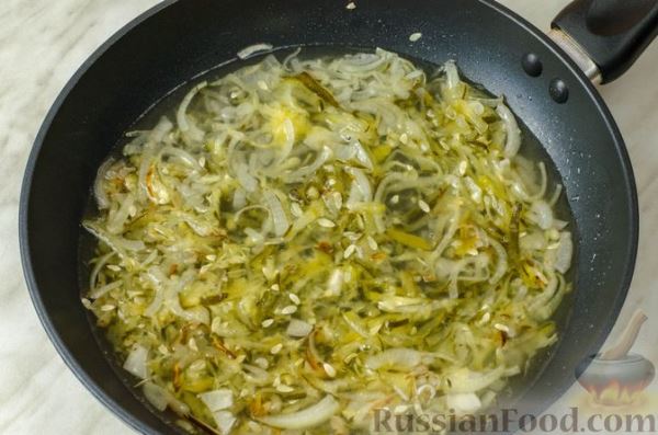 Рыба в сметане с солёными огурцами (на сковороде)
