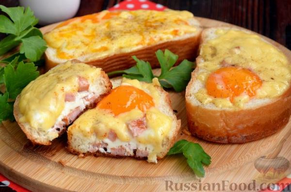 Яичница в хлебе, с сыром и колбасой