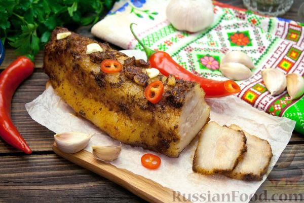 Пикантное сало, запечённое с чесноком и пряностями (в рукаве)