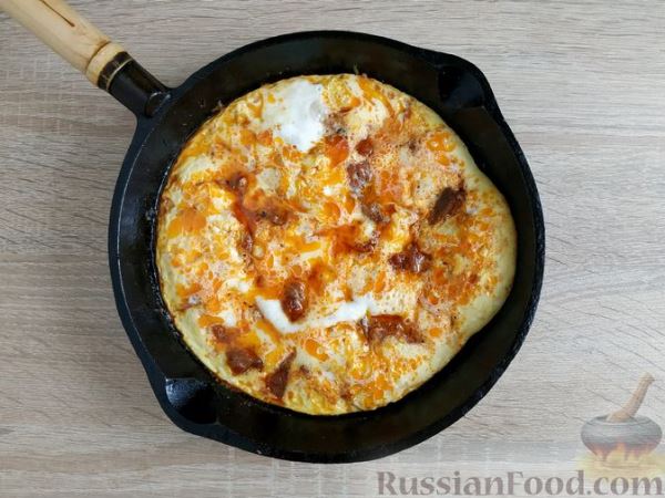 Свиная печень, жаренная с овощами и яйцами