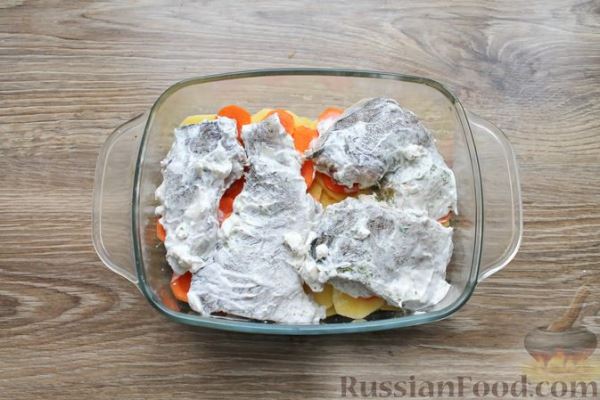 Треска, запечённая с картофелем, морковью и сыром