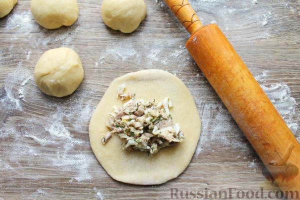 Дрожжевые пирожки с яйцом, курицей и укропом (в духовке)