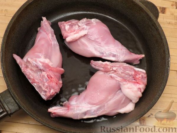 Кролик, тушенный в вине и сливках, с яблоками и сельдереем