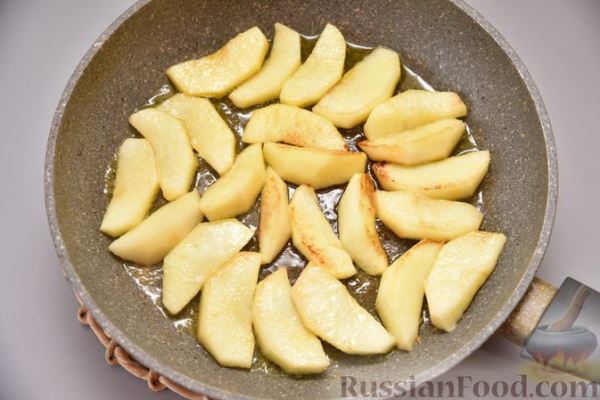 Овсянка на молоке, с изюмом, яблоками и корицей
