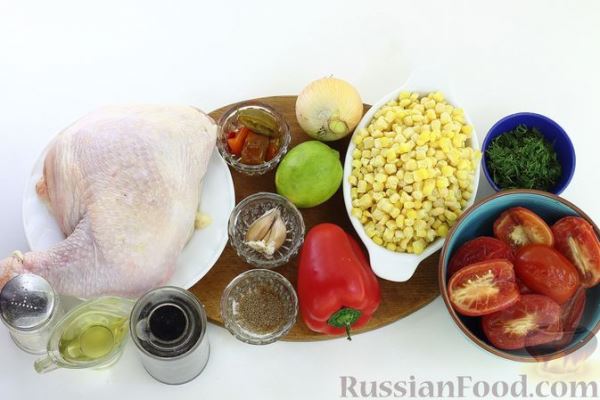 Острый куриный суп с кукурузой, помидорами и соком лайма