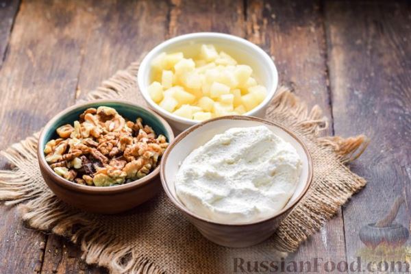 Десерт из сливочного сыра, с ананасами и грецкими орехами