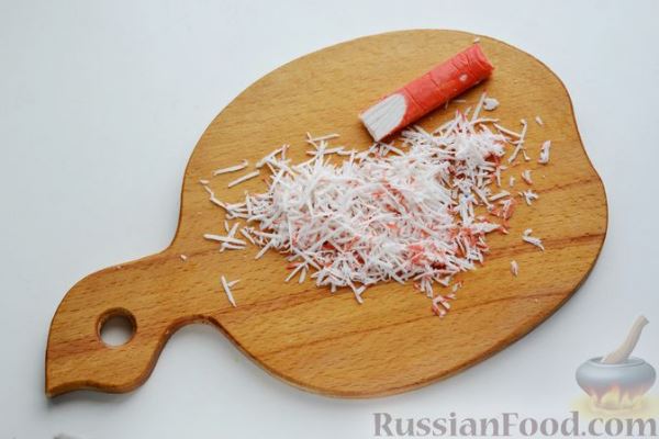 Салат с крабовыми палочками, плавленым сыром, яйцами и зелёным луком