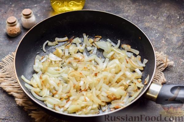 Жареные куриные сердечки с луком
