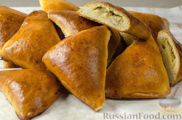 Дрожжевые пирожки с горохом и грибами (в духовке)
