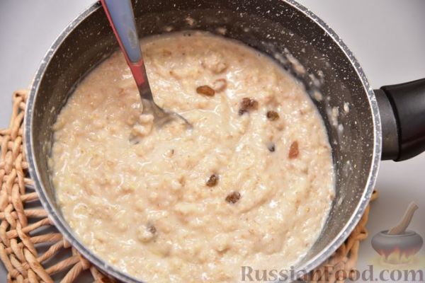 Овсянка на молоке, с изюмом, яблоками и корицей