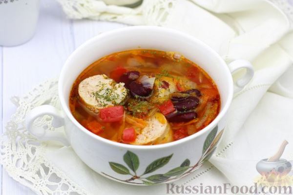 Фасолевый суп с овощами и купатами