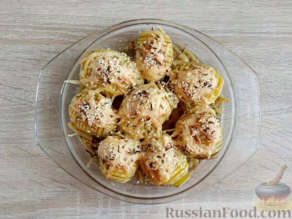 Картофель, запечённый с сыром и сливочным маслом (в духовке)