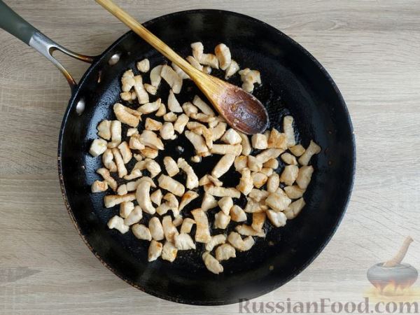Кускус с курицей и овощами, на сковороде