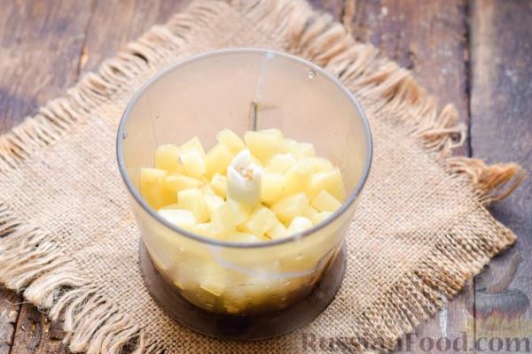 Десерт из сливочного сыра, с ананасами и грецкими орехами