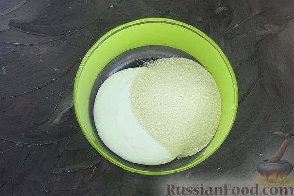Манник с рыбой, отварными яйцами и майонезно-сметанной заливкой