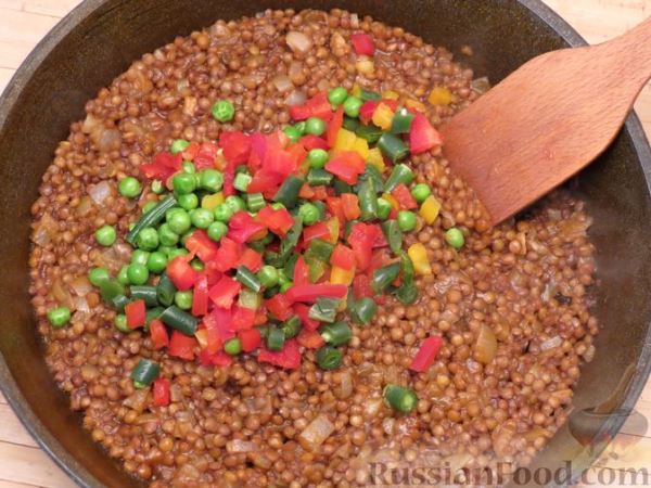 Постная картофельная запеканка с чечевицей и замороженными овощами