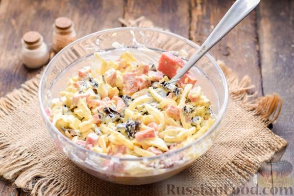 Салат с ветчиной, черносливом, сыром и яйцами