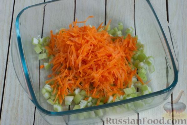 Салат с сельдереем, яблоком, морковью и изюмом