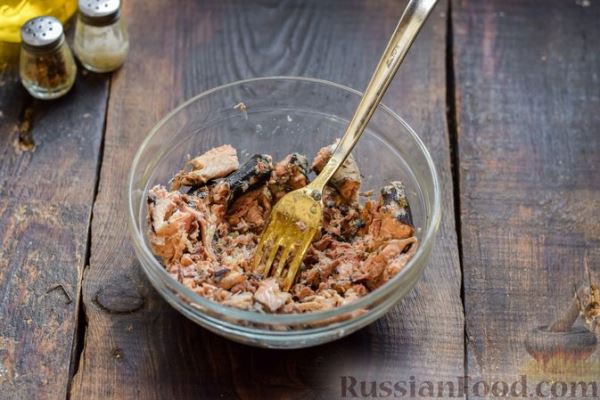 Заливной пирог на сметане, с картофелем и консервированной рыбой