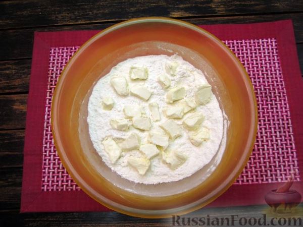 Песочный пирог с начинкой из чернослива с орехами и сметанно-яичной заливкой