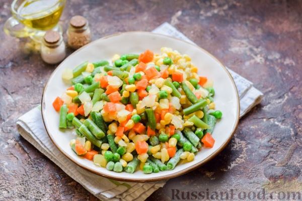 Куриная печень, тушенная с замороженными овощами